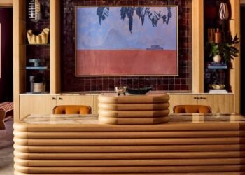 El club de coworking Malin en el este de Austin ofrece espacios de trabajo claros y oscuros