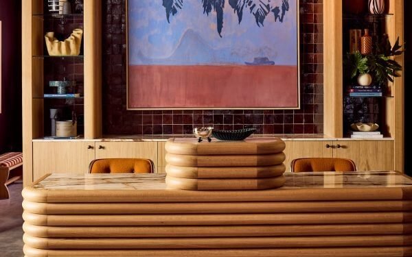 El club de coworking Malin en el este de Austin ofrece espacios de trabajo claros y oscuros