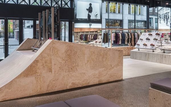 Vans instala una rampa patinable en una tienda reformada en el centro de Londres