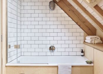 ¿Cuánto tiempo se tarda en alicatar un baño?