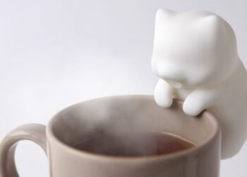 Yukai Engineering presenta un robot gato que sopla comida y bebidas calientes