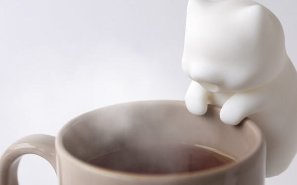 Yukai Engineering presenta un robot gato que sopla comida y bebidas calientes