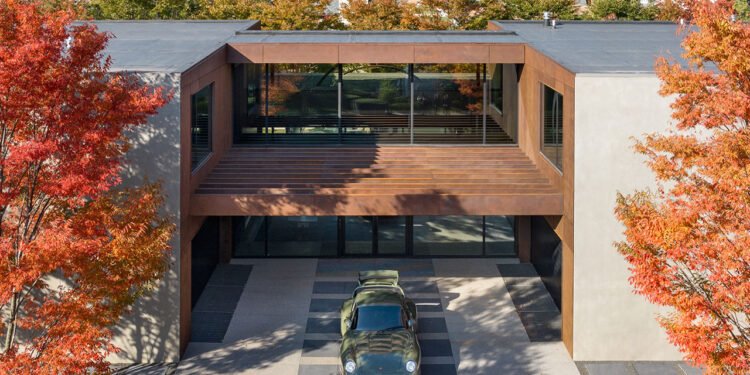 Michigan House diseñada para un coleccionista de whisky + Porsches