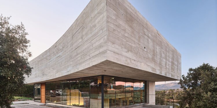 Oak House es una casa de concreto y vidrio con niveles flotantes