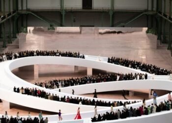 Chanel construye pista escultórica en Grand Palais recién restaurado
