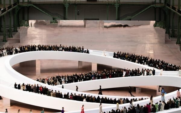 Chanel construye pista escultórica en Grand Palais recién restaurado