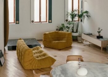 Nueve salas de estar que usan el famoso sofá de tubos de pasta de dientes de Ligne Roset