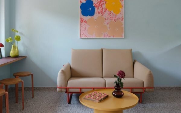 El ex bungalow de Alemania Oriental se transformó en una colorida casa de vacaciones