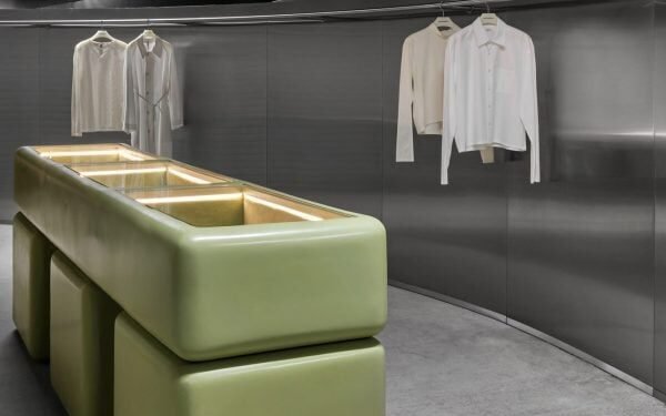 Ocho tiendas minoristas que hacen una declaración con metal