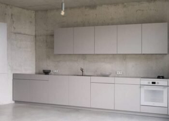 Ocho cocinas con pisos de concreto pulidos brillantes