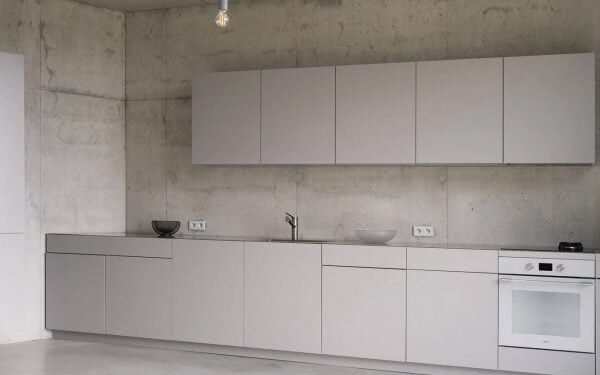 Ocho cocinas con pisos de concreto pulidos brillantes