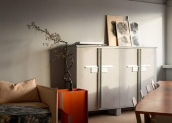 Jenny Nordberg crea los muebles de la oficina ejecutiva a partir de piezas recicladas