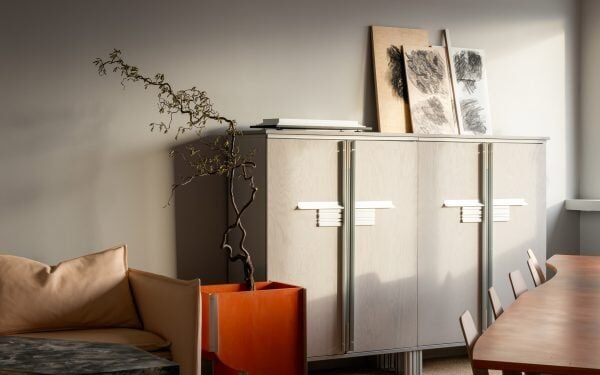 Jenny Nordberg crea los muebles de la oficina ejecutiva a partir de piezas recicladas