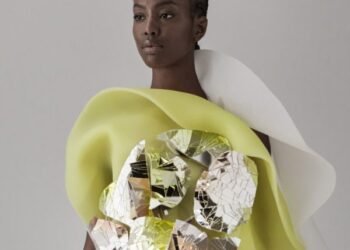 La ropa All Mirrors de Ying Gao responde a la mirada del observador