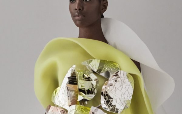 La ropa All Mirrors de Ying Gao responde a la mirada del observador