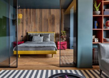 Un pequeño apartamento de Minsk equilibra los colores y la estética en negrita