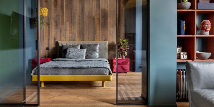 Un pequeño apartamento de Minsk equilibra los colores y la estética en negrita