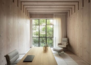 Residencia compacta de Tel Aviv combina la naturaleza y la vida urbana