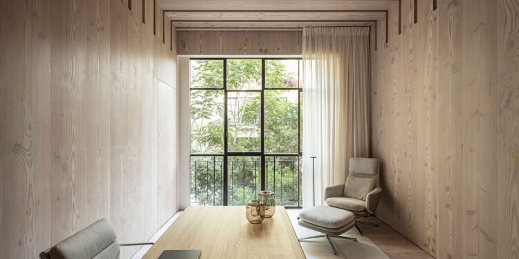 Residencia compacta de Tel Aviv combina la naturaleza y la vida urbana