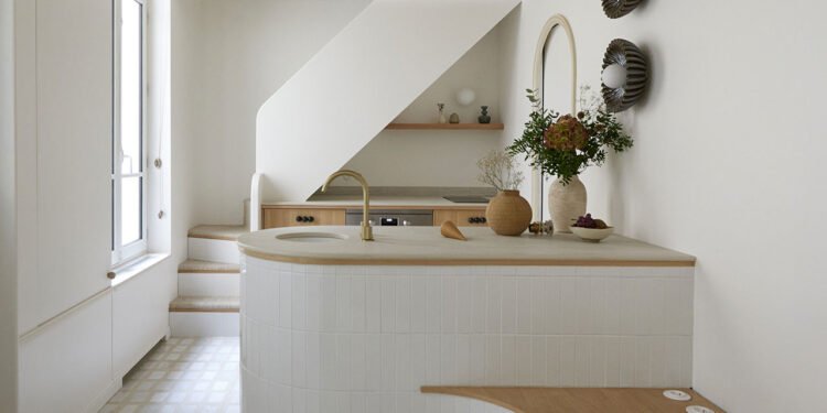 Un establo de París se transforma en una casa pequeña de 172 pies cuadrados