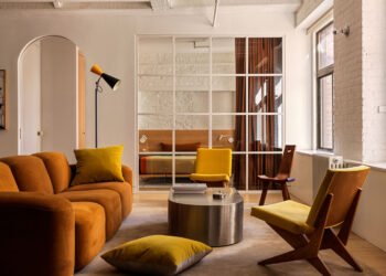 Un loft histórico de la ciudad de Nueva York reinventado con luz + color