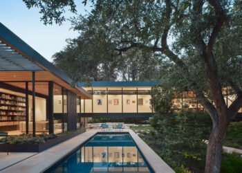Una casa en voladizo en Austin abraza su paisaje natural