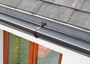 Cómo arreglar una canaleta con fugas y todo lo que necesita para hacerlo