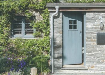 ¿Puedo pintar sobre pintura vieja en la puerta principal?