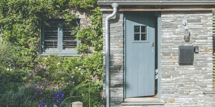 ¿Puedo pintar sobre pintura vieja en la puerta principal?