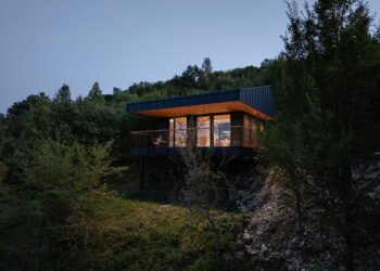 Una casa de árbol moderna compacta diseñada para adultos en Hungría