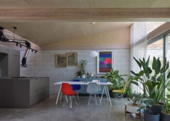 Una casa llena de vegetación bañada por el sol en el corazón del este de Londres