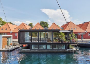 Anclas de la casa flotante de Søren Hvalsøe Garde en Copenhague
