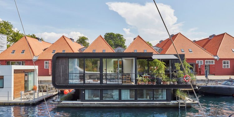 Anclas de la casa flotante de Søren Hvalsøe Garde en Copenhague