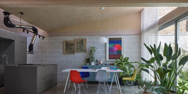 Una casa llena de vegetación bañada por el sol en el corazón del este de Londres