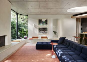 Palm House reakes una casa suburbana de la década de 1940 en Australia