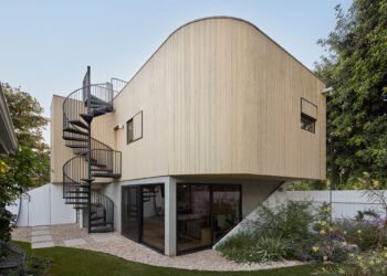 Un Curvy ADU canaliza coloridos vibraciones de Venecia y minimalismo