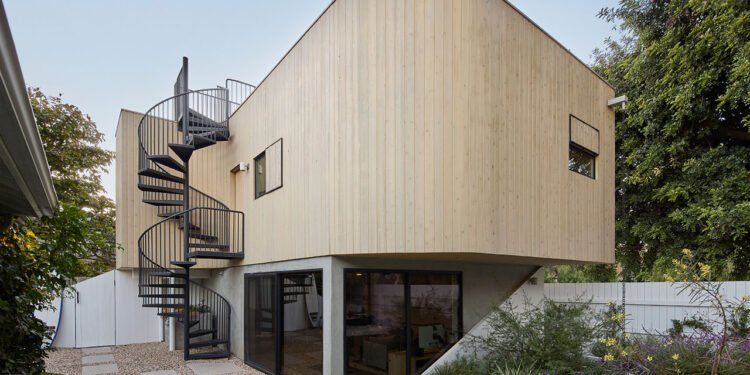 Un Curvy ADU canaliza coloridos vibraciones de Venecia y minimalismo