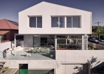 La casa de salmón ofrece diseño en capas y calor urbano