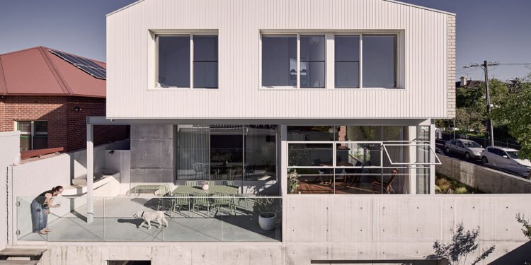 La casa de salmón ofrece diseño en capas y calor urbano