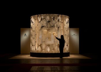 Atsushi Shindo reinventa la resina y la gravedad con el gran árbol