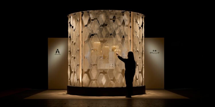 Atsushi Shindo reinventa la resina y la gravedad con el gran árbol