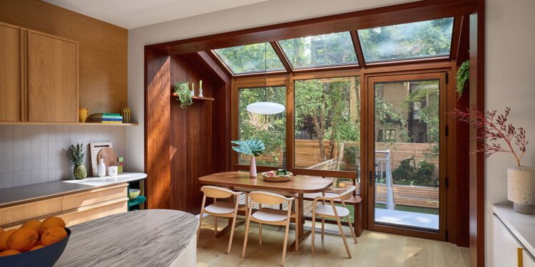 Esta casa adosada de Cobble Hill encuentra una nueva vida inundada a la luz del sol