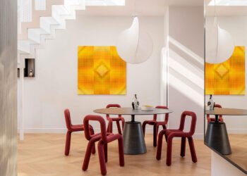 Una transformación del ático lleno de luz en el corazón de Varsovia