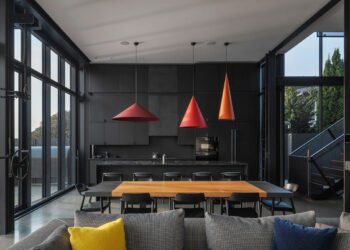 Pattern House es un retiro industrial malhumorado en un lago en Seattle