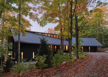 Una arquitectura de mezcla de cabaña de Muskoka con el escudo canadiense