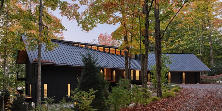 Una arquitectura de mezcla de cabaña de Muskoka con el escudo canadiense