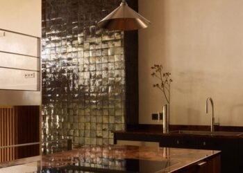 Diseños de Studio Wijsman "elemental e íntimo" Interior para apartamento de Amsterdam convertido