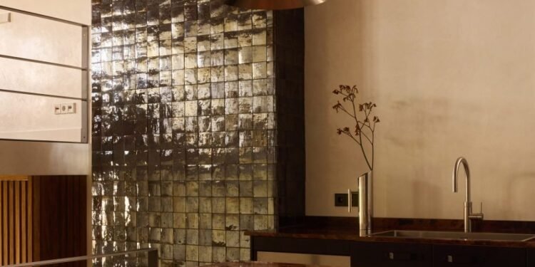 Diseños de Studio Wijsman "elemental e íntimo" Interior para apartamento de Amsterdam convertido