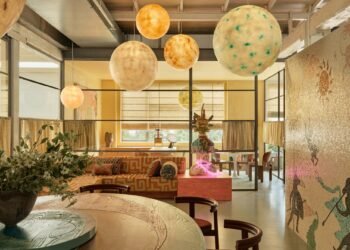 YSG decora la oficina de Alémais con luces de globo y mosaicos brillantes