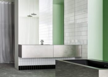 Ocho interiores residenciales sesgados por acentos reflejados con espejos.